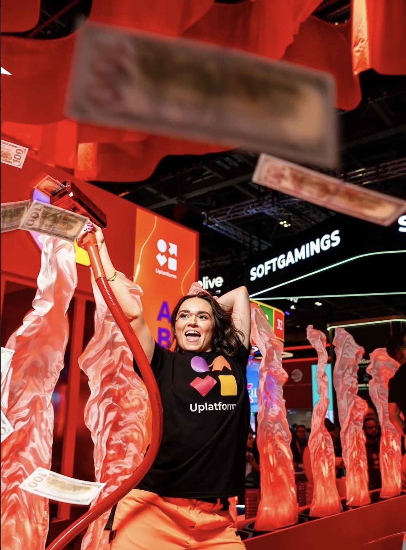 Performer durante activación con vestuario y escenografía de marca: iGB Londres.