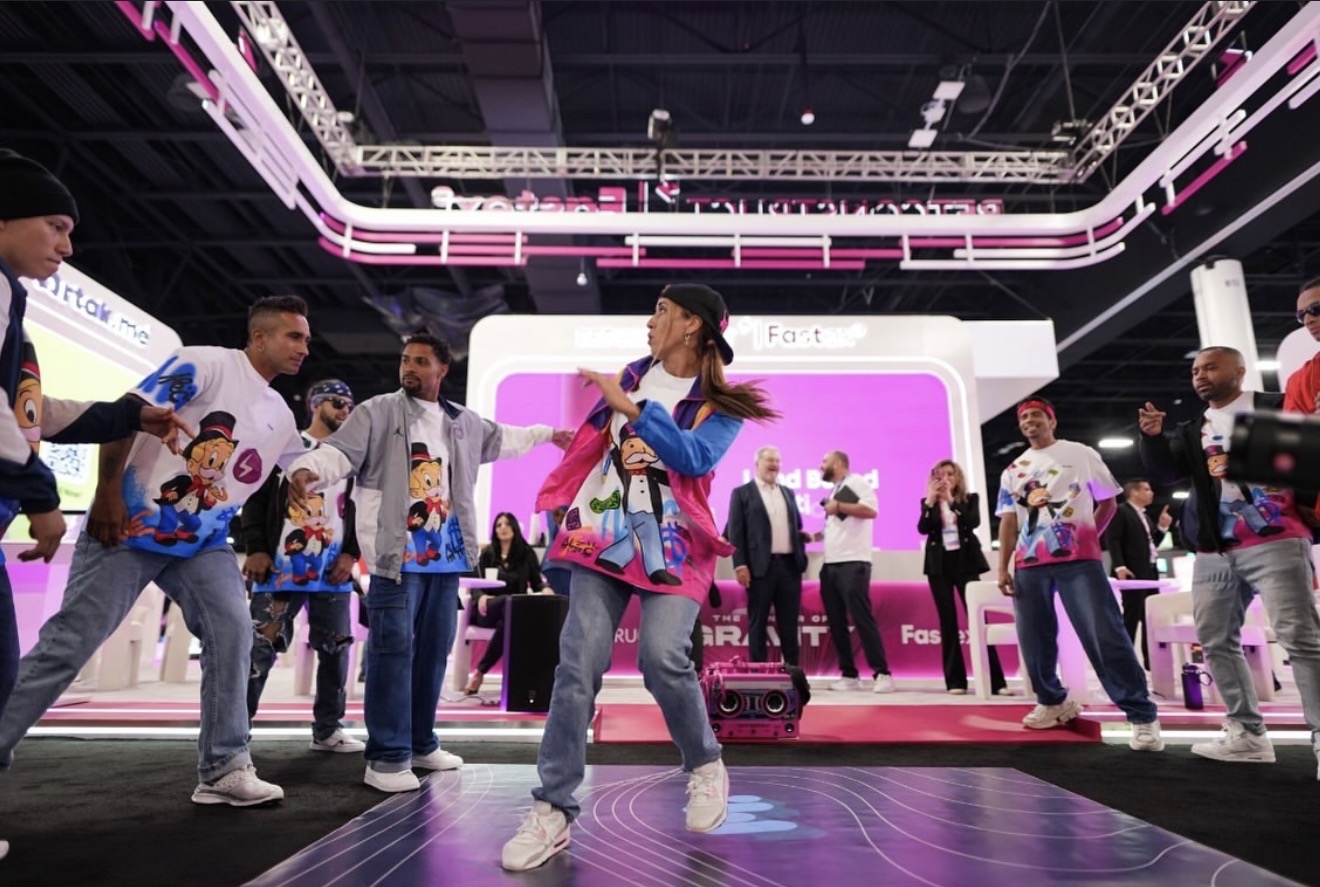 Grupo de baile urbano actuando en un stand: SBC Miami.