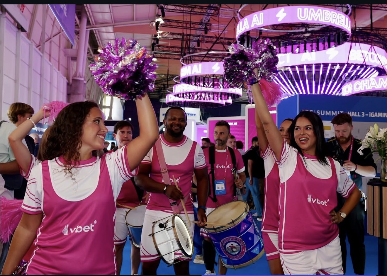 Cheerleaders con pompones y percusionistas en iGB Londres: iGB Londres.
