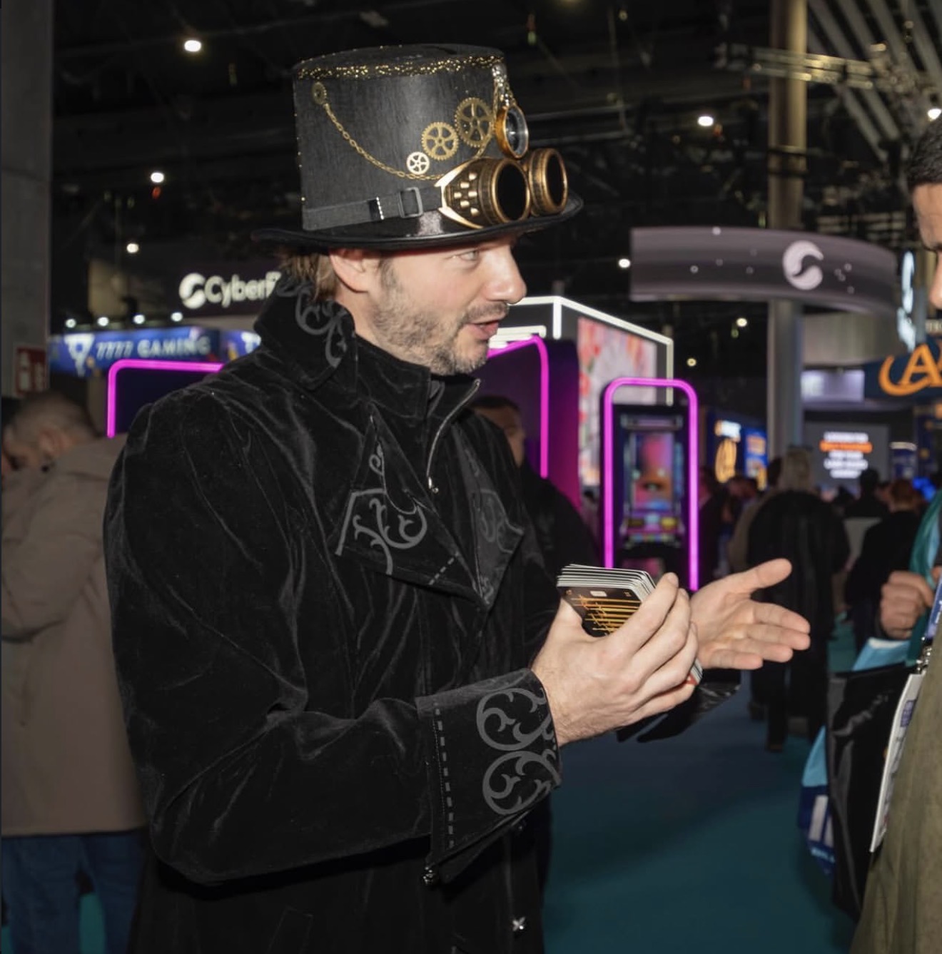 Mago con baraja interactuando en un stand: ICE Barcelona.