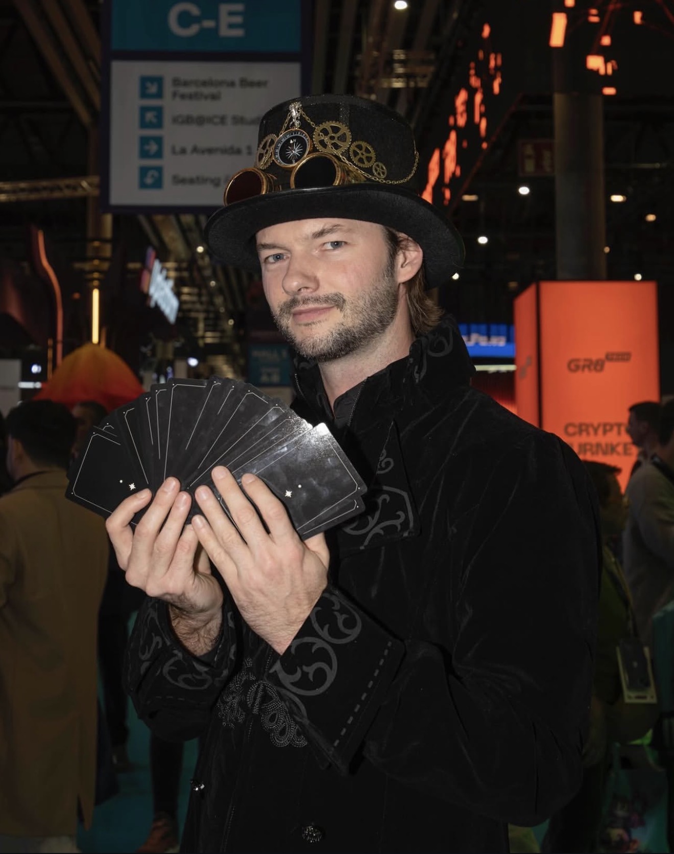 Mago con sombrero y abanico de cartas: ICE Barcelona.