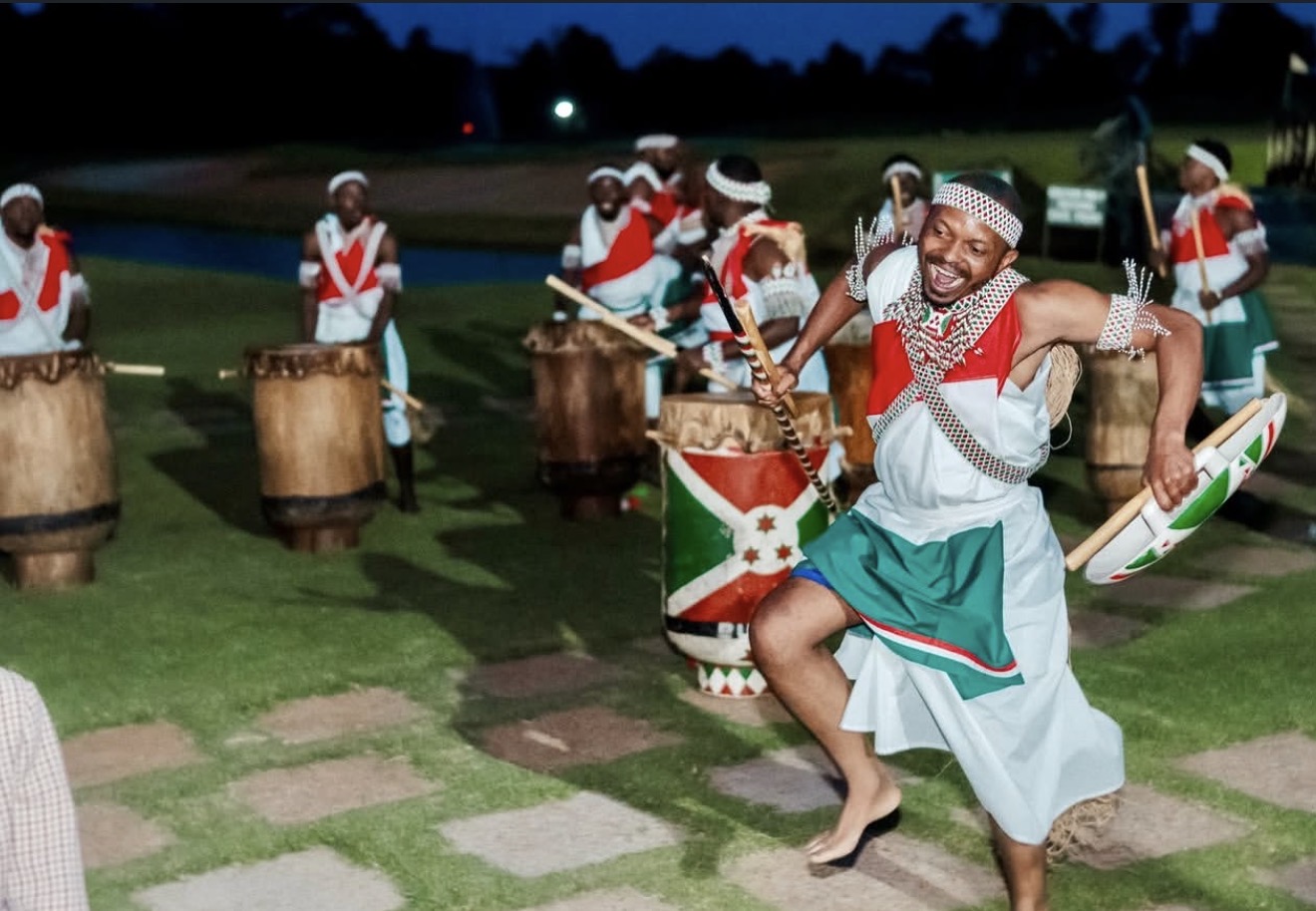 Actuación de percusión y baile al aire libre: Ciudad del Cabo.