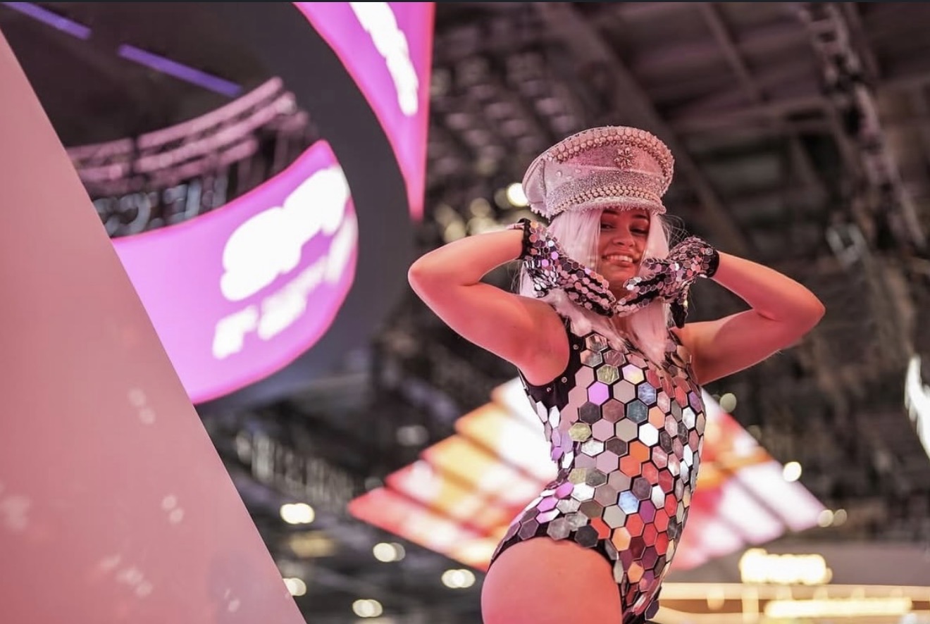 Performer con vestuario de espejos: iGB Londres.
