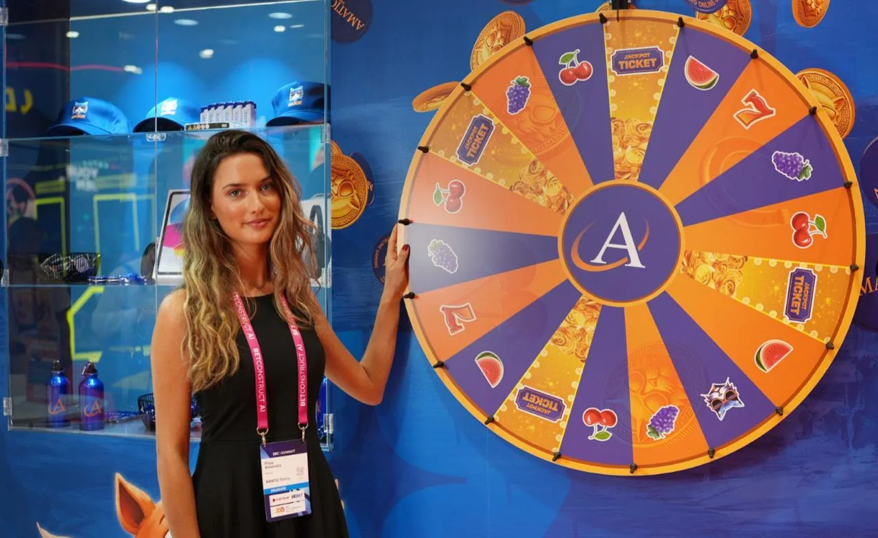 Hostess de Wira en una activación en SBC Lisboa. Imagen de referencia del servicio.